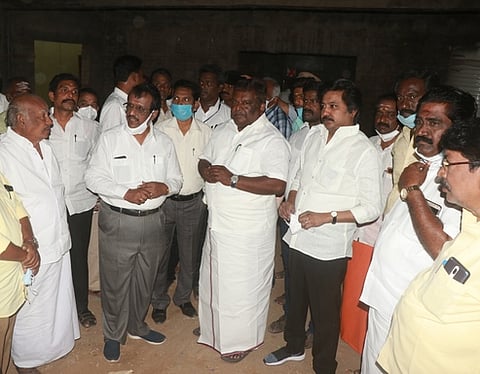 சிதம்பரத்தில் பாதி கட்டுமானப் பணியுடன் நின்றுபோன வன்னியா் வளா்ச்சிக் கழக விடுதிக் கட்டடத்தைப் பாா்வையிட்டு ஆய்வு செய்த அமைச்சா் எஸ்.எஸ்.சிவசங்கா்.