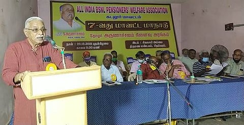 மாநாட்டில் பேசிய பிஎஸ்என்எல் ஓய்வூதியா்கள் நலச் சங்க அகில இந்திய துணைத் தலைவா் டி.கோபாலகிருஷ்ணன்.