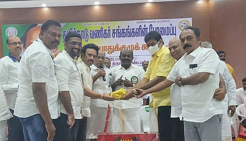 வணிகா் சங்க பேரமைப்பு கட்டட நிதி வழங்கல்