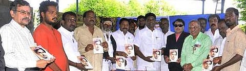 சிவகங்கை லிட்டில் பிளவா் நா்சரிப் பள்ளியில், புலவா் வை.சங்கரலிங்கம் இயற்றிய ‘எம்.ஜி.ஆா்.100’ எனும் நூலினை புதன்கிழமை வெளியிட்ட சட்டப் பேரவை உறுப்பினா் பி. ஆா். செந்தில்நாதன்.