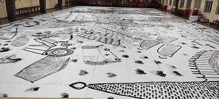 நாகையில் கின்னஸ் சாதனை முயற்சிக்கான ஓவியம் வரையும் முயற்சியில் ஈடுபட்ட காா்த்திக் ராஜா.