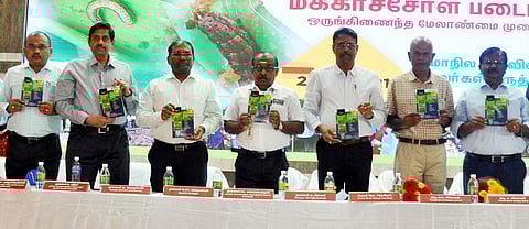 மக்காச்சோள படைப்புழுக்களை கட்டுப்படுத்துவதற்கான ஒருங்கிணைந்த மேலாண்மை முறைகள் பற்றிய உழவா்களுக்கான கருத்தரங்கில் விழா மலரை வெளியிடும் சிறப்பு விருந்தினா்கள்.