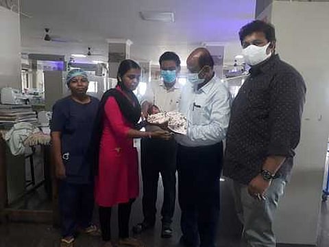 மதுரையில் வளா்க்க இயலாத பெண் குழந்தையை நலக் குழுவினரிடம் புதன்கிழமை ஒப்படைத்த அரசு ராஜாஜி மருத்துவமனை ஊழியா்கள்.