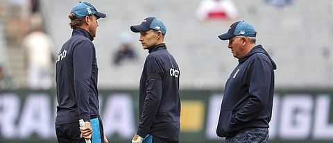 இங்கிலாந்து வீரர்களுடன் சில்வர்வுட் (வலது)