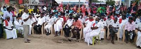 தலைவாசல் பேருந்து நிறுத்தம் அருகே உண்ணாவிரதத்தில் பங்கேற்ற சுங்கச்சாவடி கூட்டமைப்பினா்.