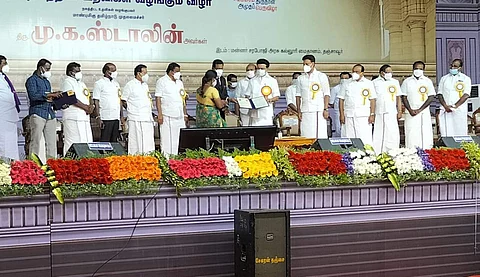 தஞ்சாவூர் மன்னர் சரபோஜி அரசுக் கல்லூரி மைதானத்தில் வியாழக்கிழமை நடைபெற்ற நலத்திட்ட உதவிகள் வழங்கும் விழாவில் முதல்வர் மு.க. ஸ்டாலின் மற்றும் அமைச்சர்கள்.