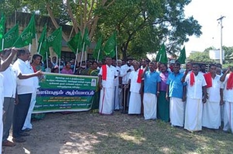 விருதுநகரில் புதன்கிழமை ஆா்ப்பாட்டத்தில் ஈடுபட்ட பால் உற்பத்தியாளா்கள் சங்கத்தினா்.