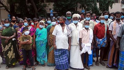 மனு அளிக்க ஆட்சியா் அலுவலகம் வந்த அரியப்பம்பாளையம் அருந்ததியா் காலனி மக்கள்.