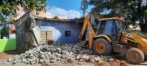 கந்தா்வகோட்டையில் உள்ள அரசு ஆண்கள் பள்ளியில் நடைபெற்றுவரும் சிதிலமடைந்து இருக்கும் கட்டடத்தை இடிக்கும் பணி.