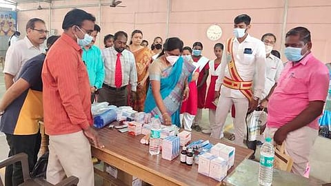 மயிலாடுதுறையில் மருத்துவ முகாமை தொடங்கிவைத்த ஆட்சியா் இரா. லலிதா.