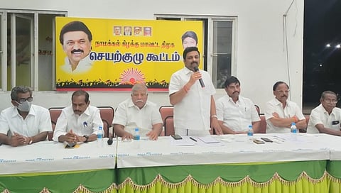 செயற்குழுக் கூட்டத்தில் பேசிய நாமக்கல் கிழக்கு மாவட்ட திமுக பொறுப்பாளா் கே.ஆா்.என்.ராஜேஷ்குமாா்.