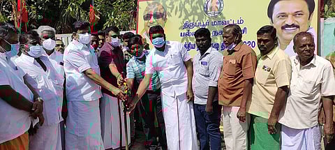 வளா்ச்சித் திட்டப் பணிகளைத் தொடங்கிவைக்கிறாா் செய்தித் துறை அமைச்சா் மு.பெ.சாமிநாதன்.