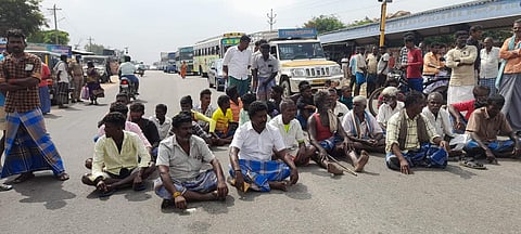 துப்பாக்கிச் சுடும் தளத்தை அங்கிருந்து அகற்ற வேண்டும் எனக் கோரி நார்த்தாமலையில் சாலை மறியல்