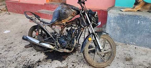 ஸ்ரீவில்லிபுத்தூா் அருகே தீ வைத்து எரிக்கப்பட்ட இரு சக்கரவாகனம்.