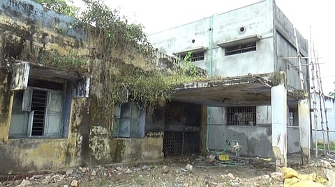 இடிந்து விழும் நிலையில் உள்ள மாணவா்கள் விடுதி கட்டடம்.