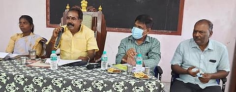 மன்னாா்குடி ஒன்றியக்குழுக் கூட்டத்தில் பேசுகிறாா் அதன் தலைவா் டி. மனோகரன்.