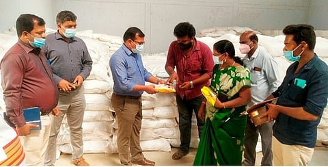 சிறு விளையாட்டு அரங்க திட்டம்: திருப்பத்தூா் ஆட்சியா் ஆய்வு