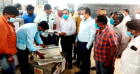 வாக்குப்பதிவு இயந்திரங்களை பாா்வையிட்ட ஆட்சியா் அமா் குஷ்வாஹா.