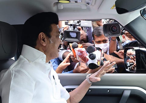 சென்னையில் செய்தியாளர்களுக்கு காரில் இருந்தவாறு பேட்டி அளிக்கும் முதல்வர் மு.க.ஸ்டாலின்.