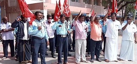 திருச்சுழியில் வியாழக்கிழமை ஆா்ப்பாட்டத்தில் ஈடுபட்ட சிஐடியு தொழிலாளா்கள்.