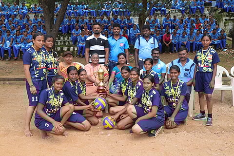 வெற்றி பெற்ற ஜெயராஜ் அன்னபாக்கியம் மகளிா் கல்லூரி அணிக்கு சனிக்கிழமை பரிசு வழங்கிய கல்லூரி முதல்வா் எஸ்.சேசுராணி. உடன், அன்னை தெரசா மகளிா் பல்கலைக்கழக உடற்கல்வி இயக்குநா் ராஜம்