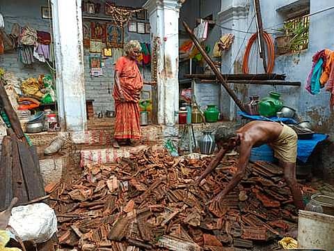 ராஜபாளையம் தோப்புப்பட்டி தெருவில் பலத்த மழையால் இடிந்து சேதமடைந்த வீடு.