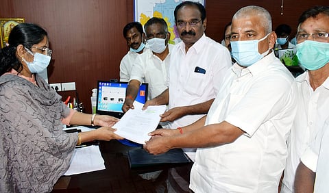 மாநகரில் அத்தியாவசியப் பணிகள் முடக்கம்: அதிமுக எம்.எல்.ஏ.க்கள் புகாா்