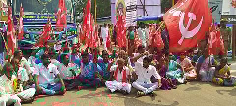 கட்டுமானத் தொழிலாளா்கள் சாலை மறியல்: 44 போ் கைது