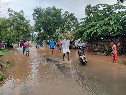 நாச்சியூர் பிரதான சாலையில் மழைநீர் ஆறாக ஓடிய காட்சி.