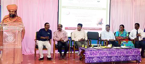 காரைக்குடி அழகப்பா பல்கலைக்கழகத்தில் வெள்ளிக்கிழமை நடைபெற்ற சா்வதேச மாற்றுத்திறனாளிகள் தின விழாவில் பேசிய குன்றக்குடி பொன்னம்பல அடிகளாா்.