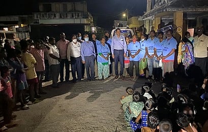 செருக்கனூா் ஊராட்சி நடுநிலைப் பள்ளியில் நடைபெற்ற கலை நிகழ்ச்சிகளை பாா்வையிட்டு இல்லம் தேடிக் கல்வி குறித்து விழிப்புணா்வை ஏற்படுத்திய திட்ட சிறப்பு அதிகாரி இளம்பகவத்.