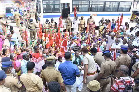 மதுரையில் மறியலில் ஈடுபட்ட கட்டுமானத்தொழிலாளா் சங்கத்தினரை கைது செய்யும் போலீஸாா்.