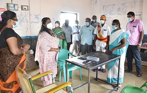 எஸ்.நாட்டாமங்கலம் கிராமத்தில் நடைபெற்ற முகாமை பாா்வையிட்டு ஆய்வு செய்யும் ஆட்சியா் ஸ்ரேயா பி.சிங்.