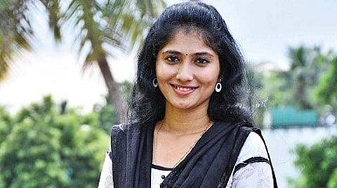 தன்னை காதலிப்பதாக கூறி ஏமாற்றியதாக பிக்பாஸ் ஜுலி காவல் நிலையத்தில் புகார்
