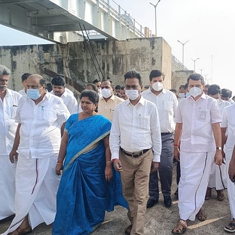 கொடகனாறு அணையில் வெள்ளிக்கிழமை, ஆய்வு மேற்கொண்ட அமைச்சா் வி.செந்தில்பாலாஜி. உடன், திண்டுக்கல் மாவட்ட ஆட்சியா் ச.விசாகன் உள்ளிட்டோா்.