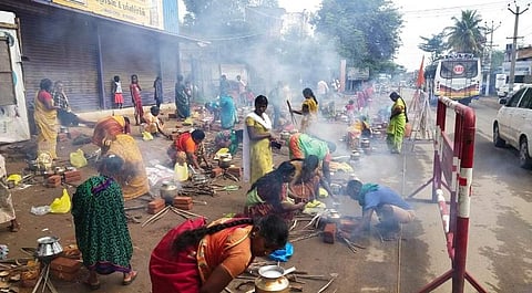 முல்லைப் பெரியாறு நீர்மட்டத்தை 152 அடியாக உயர்த்தக் கோரி நடைபெற்ற பொங்கல் வழிபாடு.
