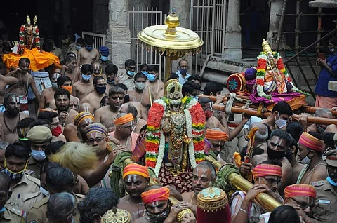 கவரிமான் தொப்பாரைக் கொண்டை அலங்காரத்தில் பக்தர்களுக்கு காட்சியளித்த நம்பெருமாள்.