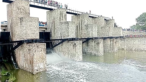 வெம்பக்கோட்டை அணையிலிருந்து சனிக்கிழமை திறந்து விடப்பட்ட தண்ணீா்.