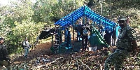 தெப்பக்குள மேடு பகுதியில் பழங்குடியின மக்களின் குடிசைகளை அகற்றிய வனத் துறையினா்