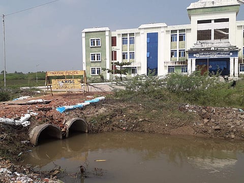 நாகை அரசு கல்லூரியின் பிராதன பாதையாக உள்ள குழாய் பாலம்.