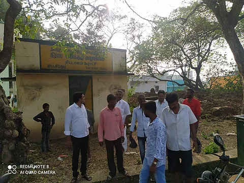 வனத்துறை குடியிருப்பு பகுதியை பார்வையிட்டு, ஆய்வு செய்த மாதனூர் ஒன்றிய குழு உறுப்பினர் மகாதேவன்