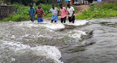 பண்டாரகுளம் மறுகால் ஓடையை ஆபத்தான நிலையில் ஒருவருக்கொருவர் பாதுகாப்பாக கரங்களைப் பிடித்தபடி கடக்கும் பண்டாரகுளம் கிராம மக்கள்.