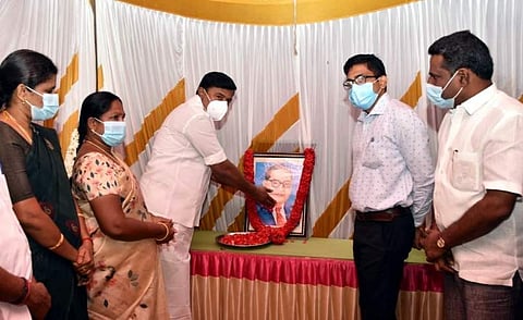 அம்பேத்கரின் உருவப் படத்திற்கு மாலை அணிவித்து மரியாதை செலுத்தும் செய்தித்துறை அமைச்சர மு.பெ.சாமிநாதன், ஆதிதிராவிடர் நலத்துறை அமைச்சர் என்.கயல்விழி, மாவட்ட ஆட்சியர் எஸ்.வினீத் உள்ளிட்டோர்.