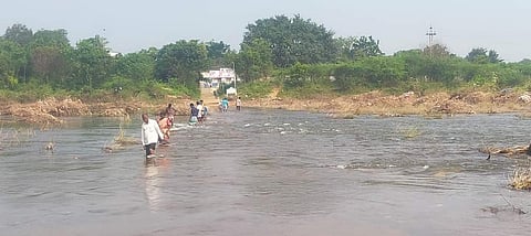 ஆபத்தான முறையில் ஆரணி ஆற்றைக் கடந்து செல்லும் மக்கள்.