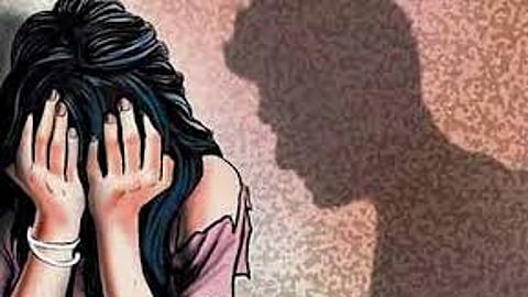 மாணவிக்கு பாலியல் தொல்லை: இரு சிறுவா்கள் உள்பட 4 போ் கைது