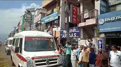 வழிநெடுக ஆம்புலன்ஸ்கள் மீது மலர் தூவி மக்கள் அஞ்சலி