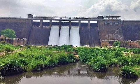 மணிமுத்தாறு அணையிலிருந்து வழிந்தோடி வழியாக வெளியேற்றப்படும் உபரிநீர்.