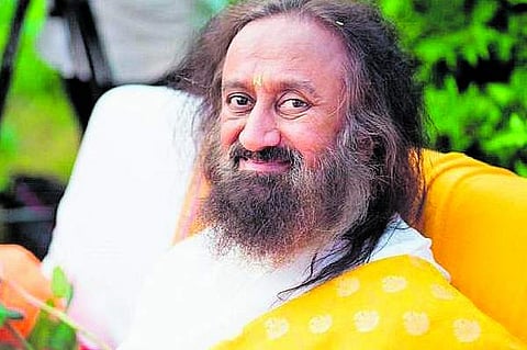 வாழும் கலை அமைப்பு நிறுவனர் பயணித்த ஹெலிகாப்டர் அவசரமாக தரையிறக்கம்