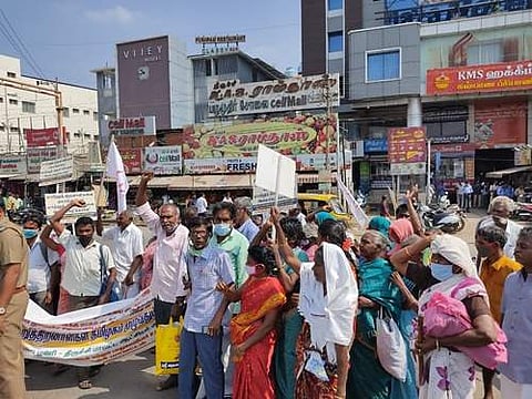திருச்சி மத்திய பேருந்து நிலையம் அருகே மறியல் போராட்டத்தில் ஈடுபட்ட மாற்றுத்திறனாளிகள்.