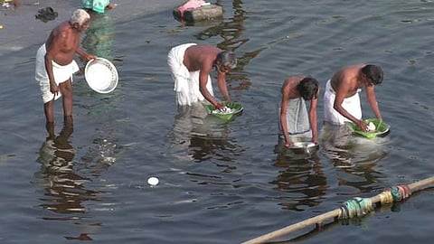 தை அமாவாசையை முன்னிட்டு மேட்டூர் காவிரி கரையில் எள், அரிசி மாவு கலந்து பிண்டம் பிடித்து அதனை ஆற்றில் விட்டு வணங்கிய பொதுமக்கள்.